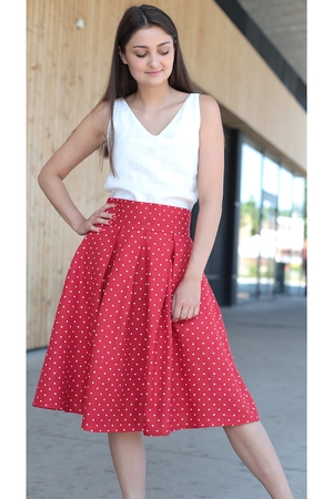 The red skirt made of 100% linen is designed and sewn for you with love in the Czech Podkrkonoší region pocket cut high